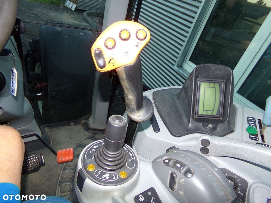 New Holland T 7040 - 15