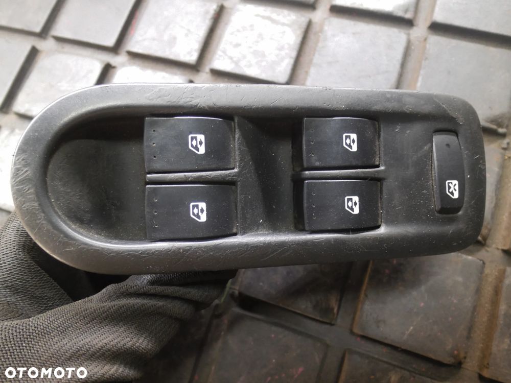RENAULT SCENIC II PANEL STEROWANIA PRZEDNI PRZEŁĄCZNIK SZYB KIEROWCY LEWY PRZÓD 156018070 - 6