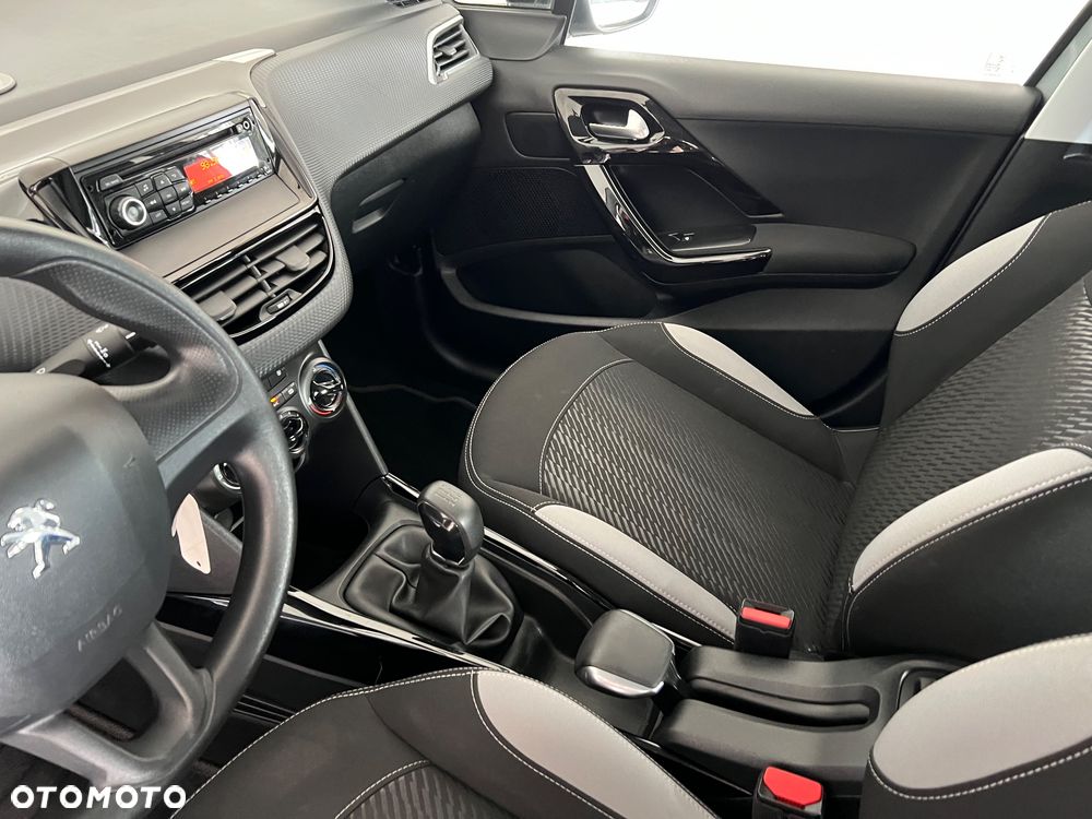 Peugeot 2008 1.2 Pure Tech Style - 12