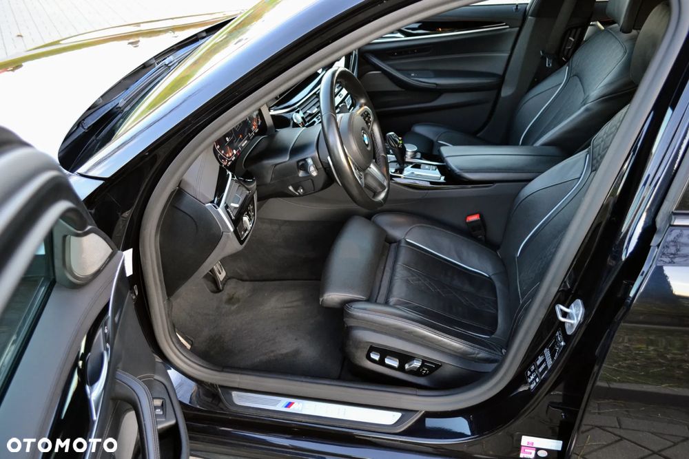 BMW Seria 5 M550i xDrive sport - 19