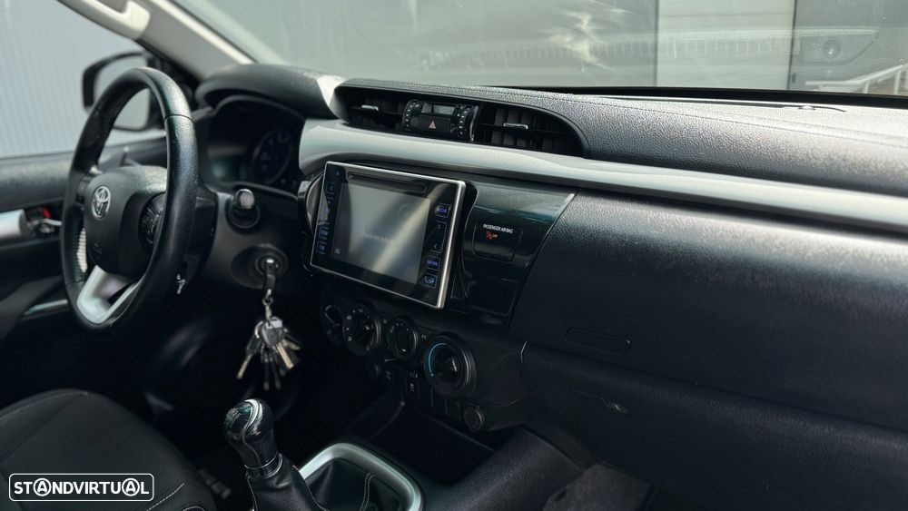 Toyota Hilux 2.4 D-4D 4WD CD Tracker - 36