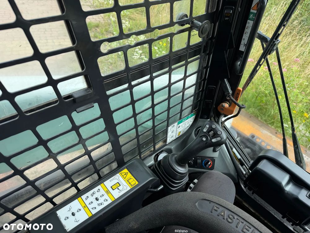 Bobcat S530. Ładowarka 4x4 wózek terenowy. Łyżka. Pełne sterowanie z dżojstika jazda i praca. Aktualne serwisy DEKRA 2026r. Silnik Kubota 4cyl 55km. Maszyna Jak Nowa z Salonu! Pochodzi z Norweskiego Gospodarstwa! 2020 rok 1724 mtg! Zero luzów i wycieków. Bardzo mocna i wydajna maszyna o małych gabarytach! Idealna do stajni oraz Budownictwa. OKAZJA TANIO 3 wyjścia Hydrauliczne pod urządzenia!! Wszystkie opony jak nowe .Kabina ogrzewana pełne szkło + drzwi. Po serwisach. Potężna moc. OKAZJA - 40