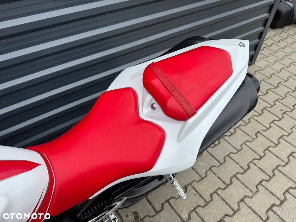 Yamaha R1 - 12