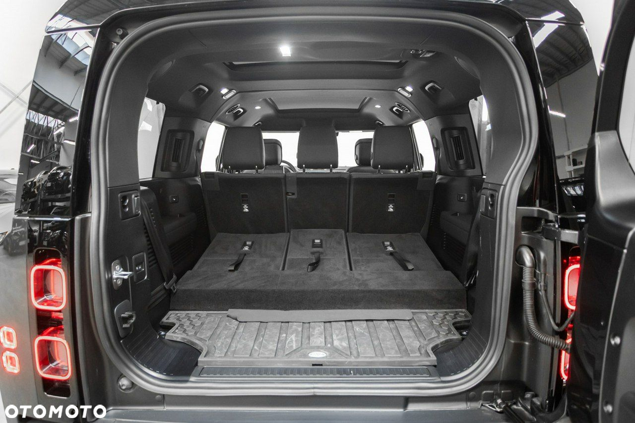 Land Rover Defender - 26