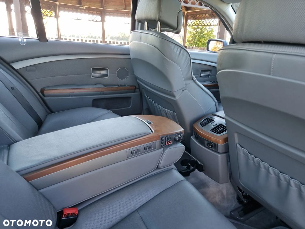 BMW Seria 7 745i - 15