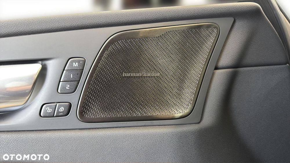 Volvo XC 60 B4 D Plus Dark - 33