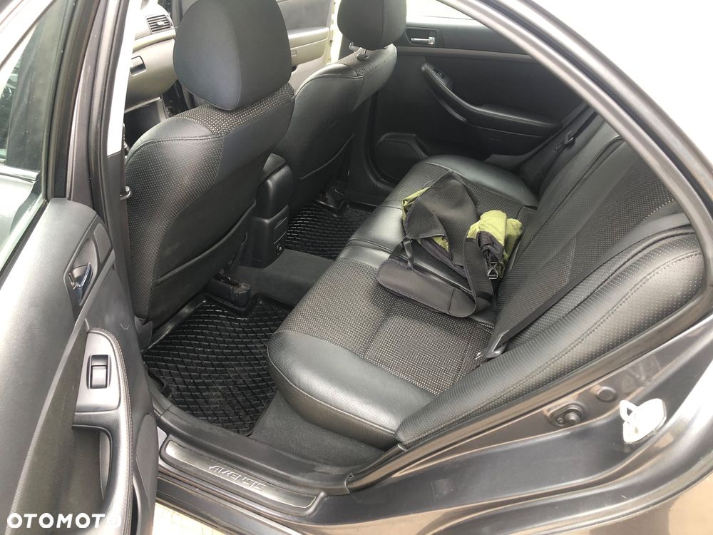 Toyota Avensis - 8
