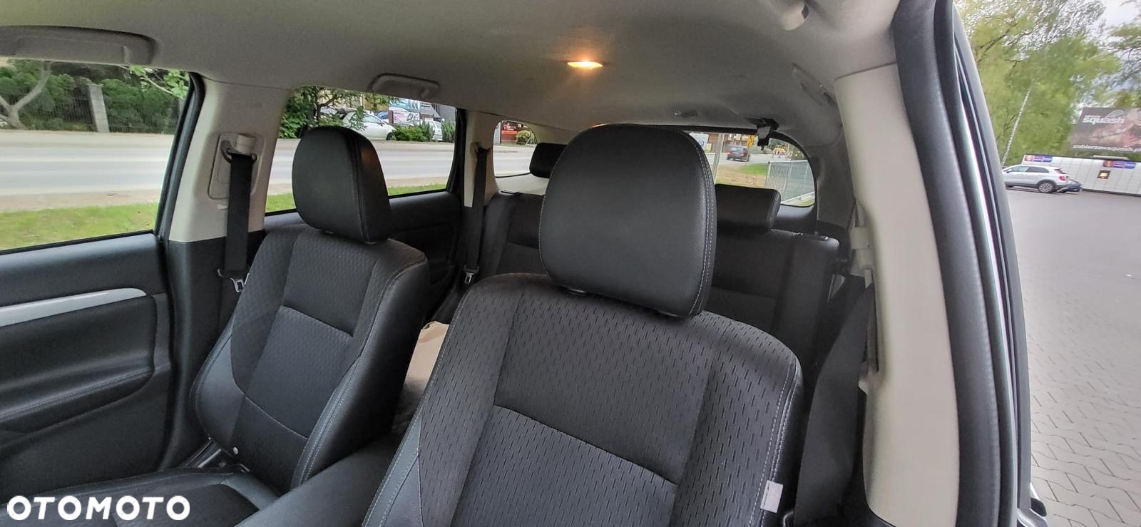 Mitsubishi Outlander 2.0 4WD Plug-In Hybrid - 9