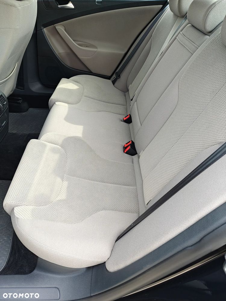 Volkswagen Passat 2.0 TDI Perfectline R-Style - 18