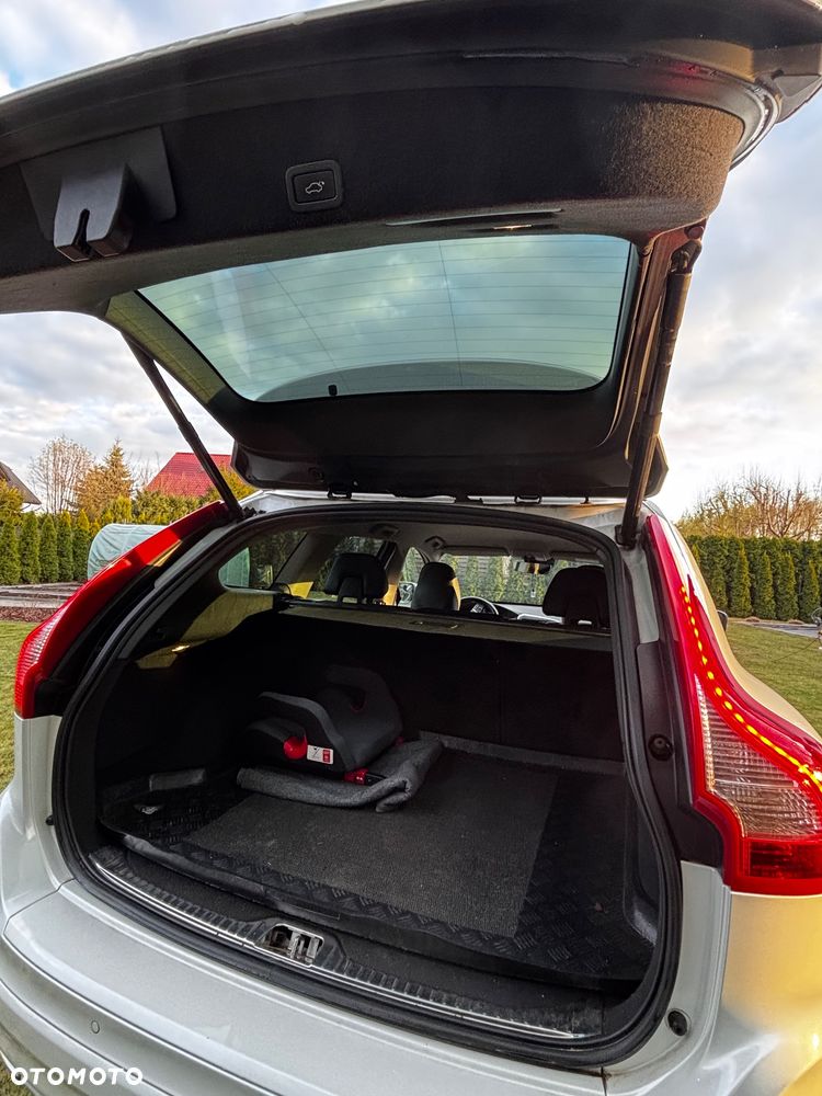 Volvo XC 60 D5 AWD Momentum - 8