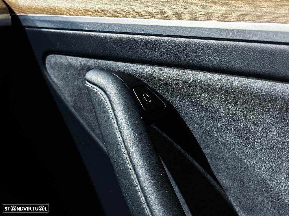 Tesla Model Y Long Range Dual Motor AWD - 33