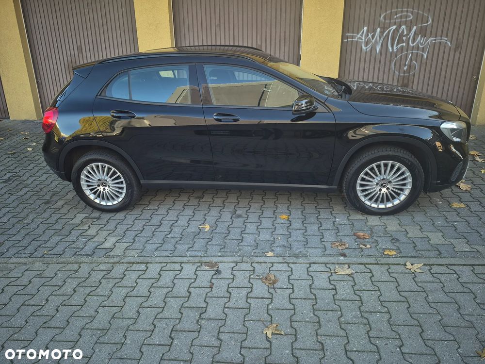 Mercedes-Benz GLA 180 7G-DCT - 11