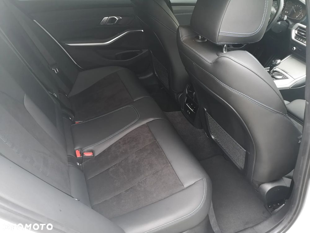 BMW Seria 3 330e PHEV sport - 24