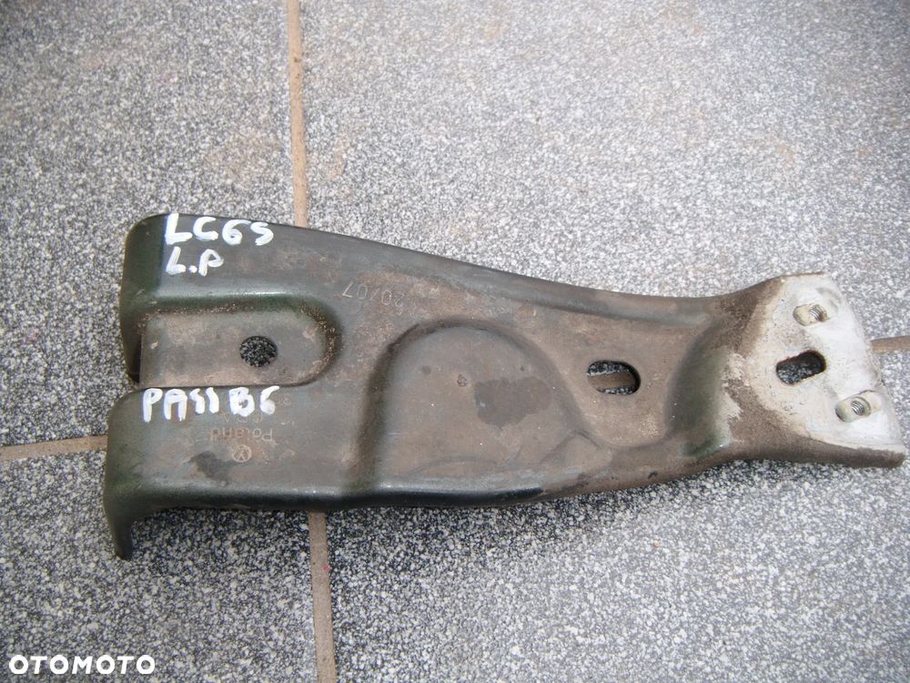 vw passat b6  mocowanie błotnika lewy przód LC6S - 1