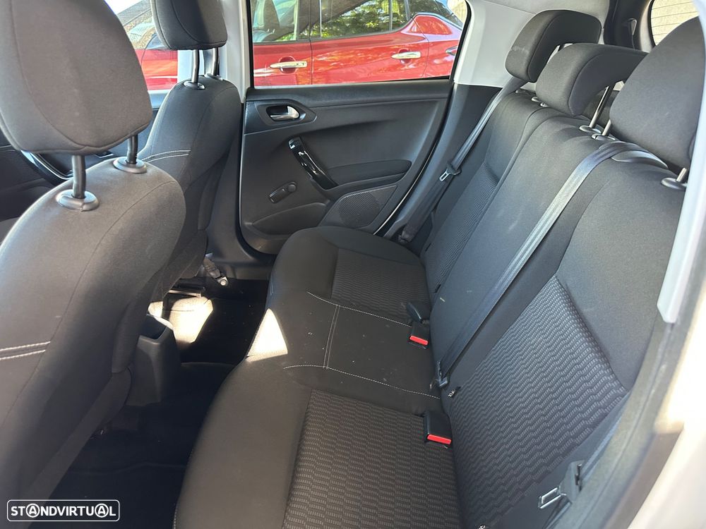 Peugeot 208 1.2 VTi SE Style - 13