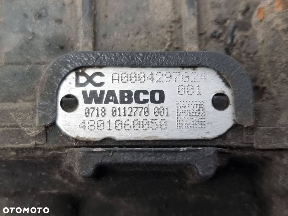 ZAWÓR POWIETRZA MERCEDES ACTROS 1824 A0004297624 - 2