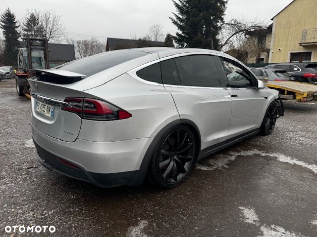 Tesla Model X - 8