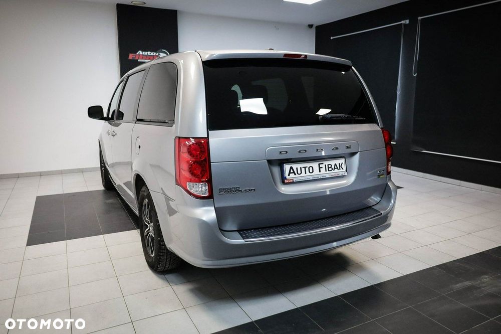 Dodge Grand Caravan - 8