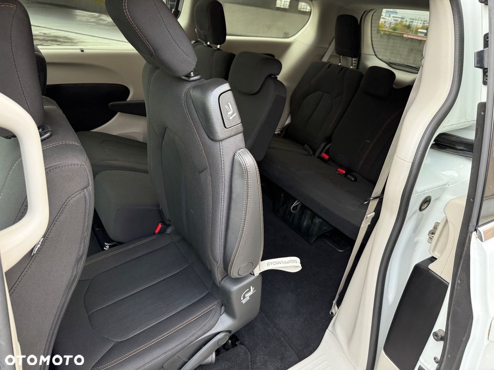 Chrysler Pacifica - 11