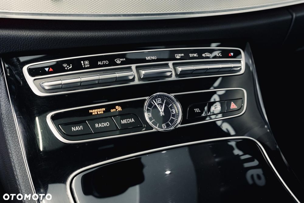 Mercedes-Benz Klasa E 220 d 4-Matic 9G-TRONIC - 25