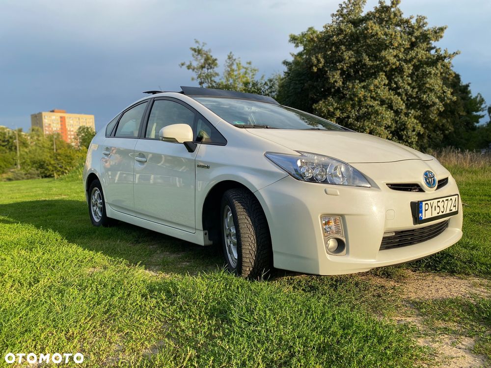 Toyota Prius (Hybrid) Executive - 13