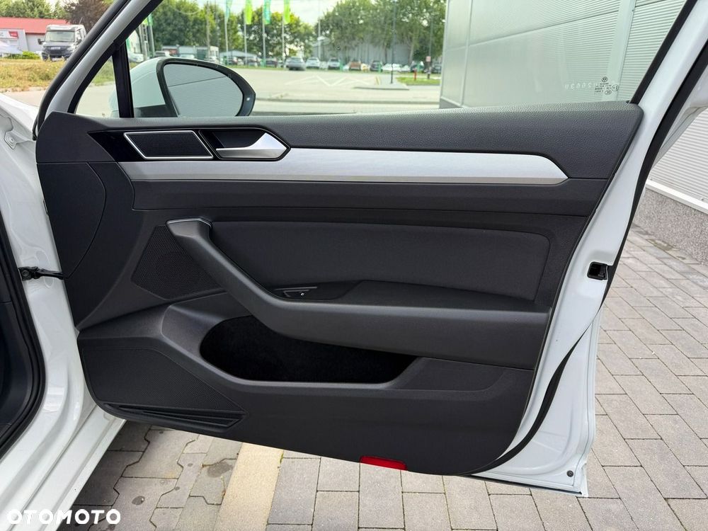 Volkswagen Passat - 32