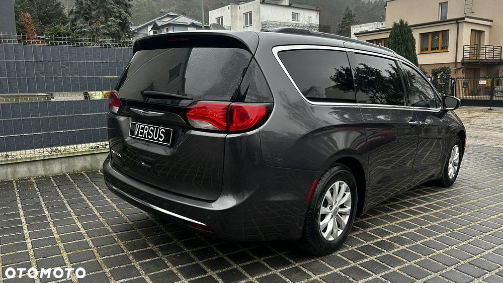 Chrysler Pacifica - 4