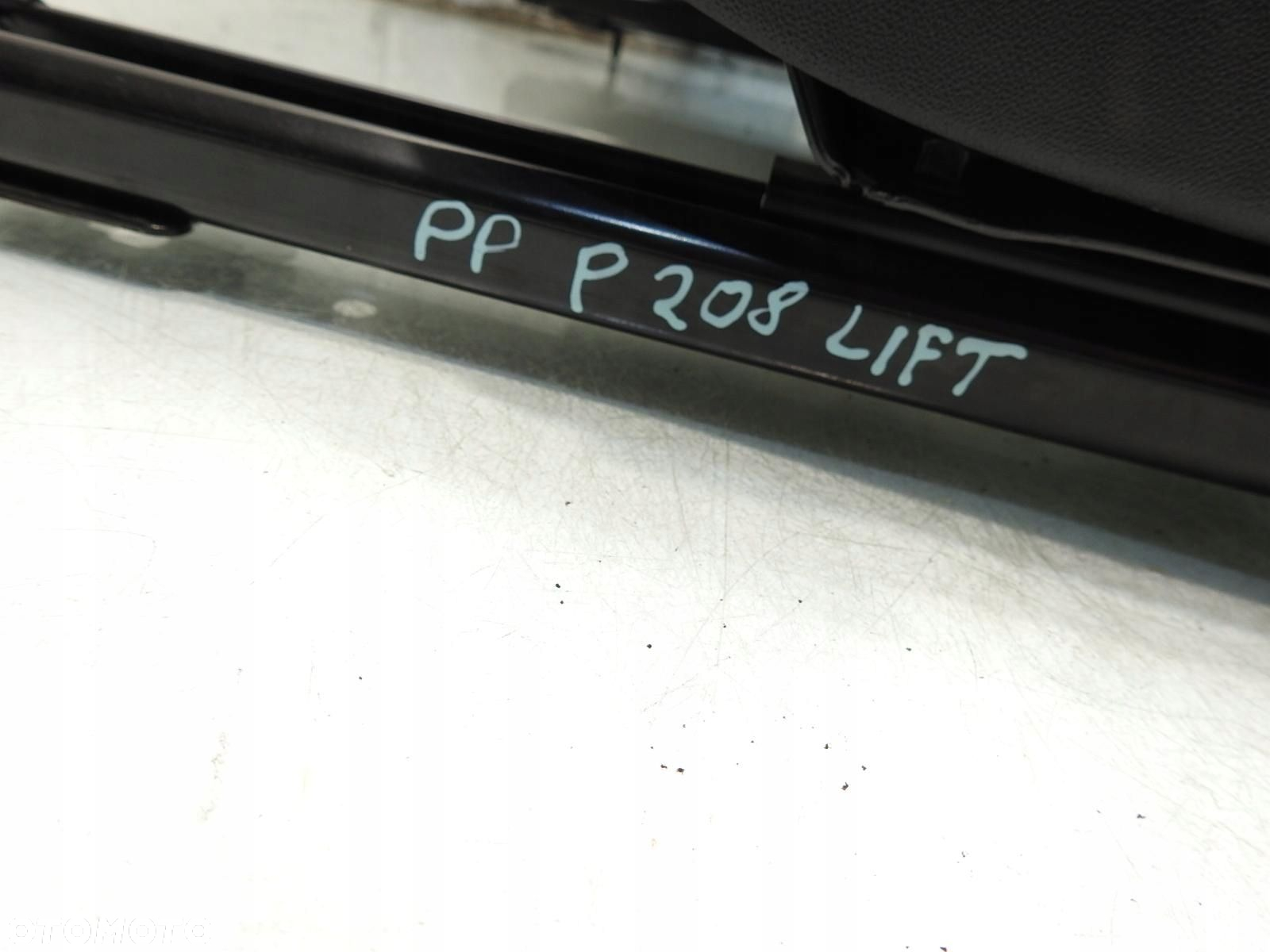 FOTEL PRAWY PRZEDNI PRZÓD PEUGEOT 208 - 2