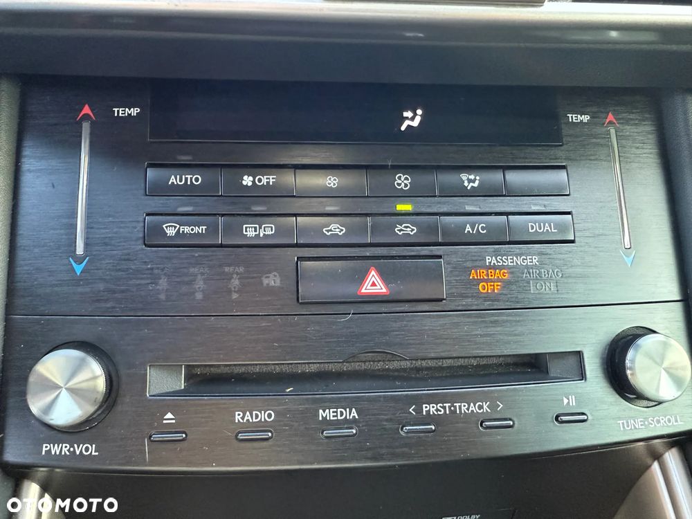 Lexus IS 200t / 300 F Sport - 30