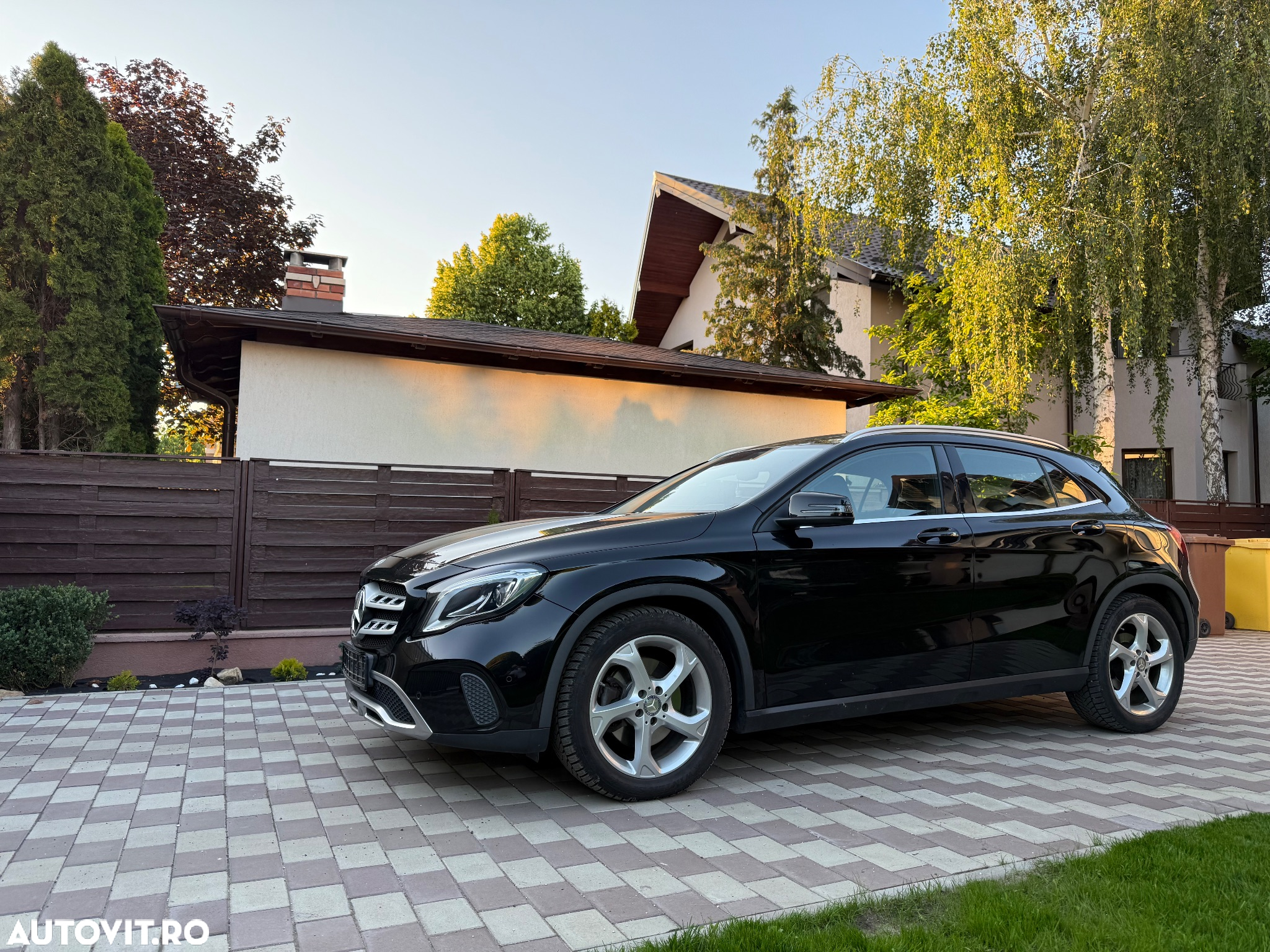 Mercedes-Benz GLA 250 4Matic 7G-DCT - 17