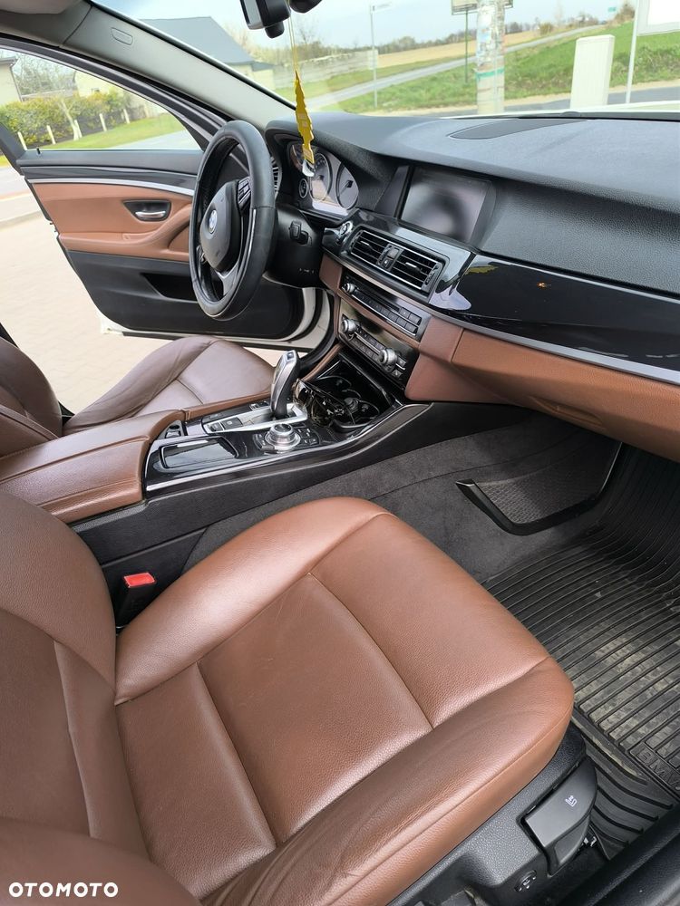 BMW Seria 5 525d xDrive - 13