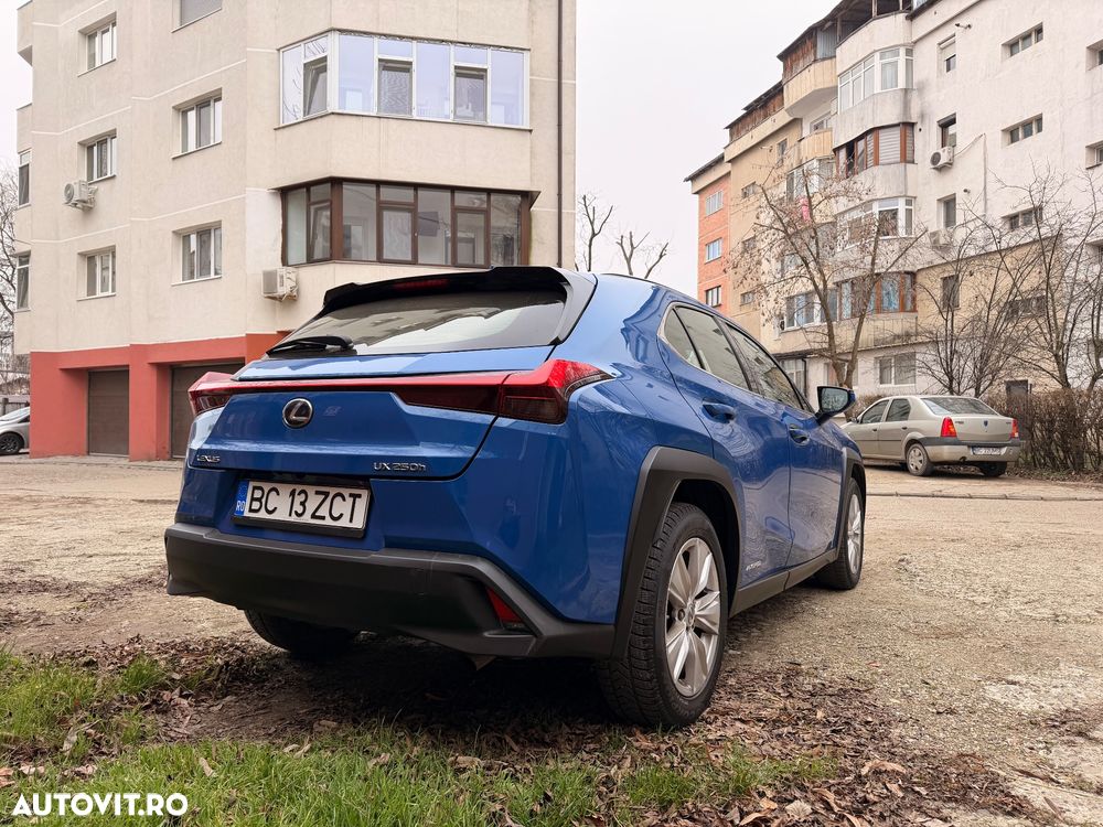 Lexus UX 250h Business Edition - 4