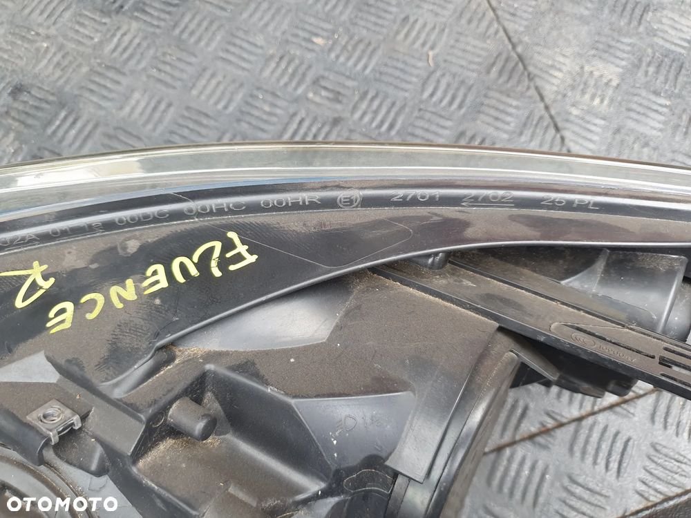 Lampa prawa przód przednia Fluence ZE  NIEBIESKI ŚRODEK - 3