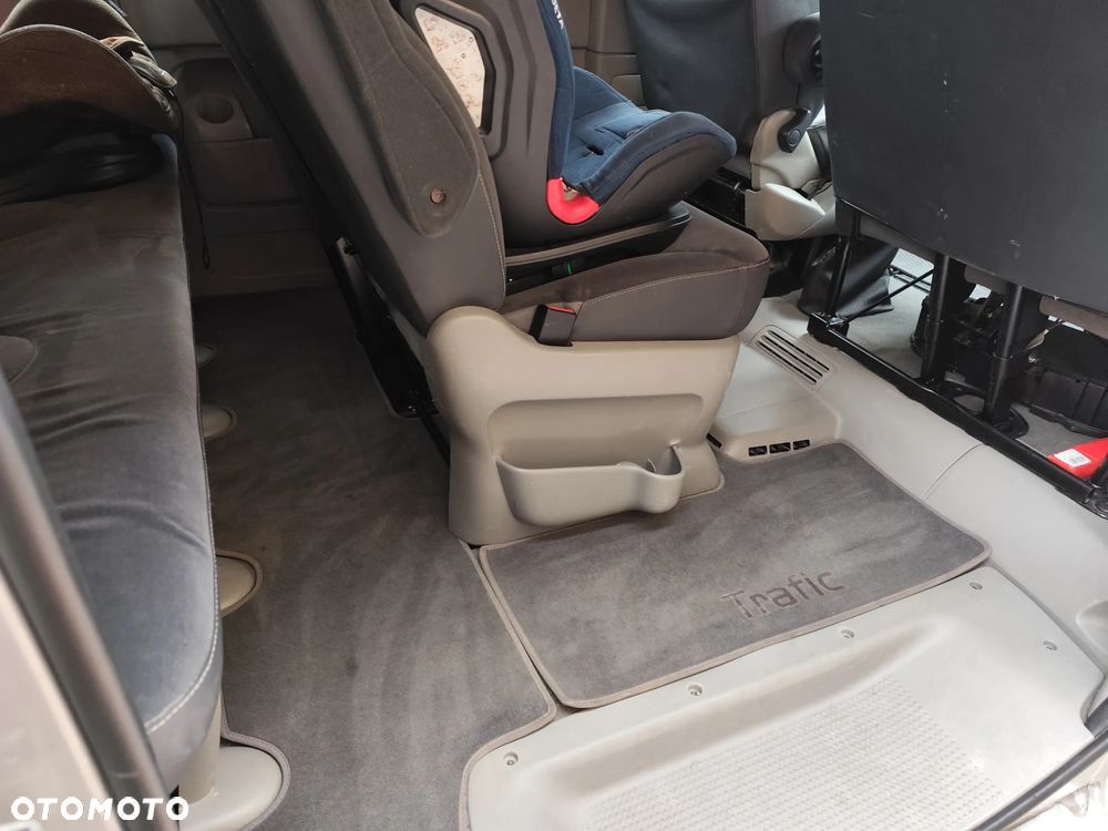 Renault Trafic Grand Passenger Black Edition - 16