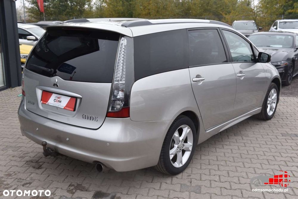 Mitsubishi Grandis - 10