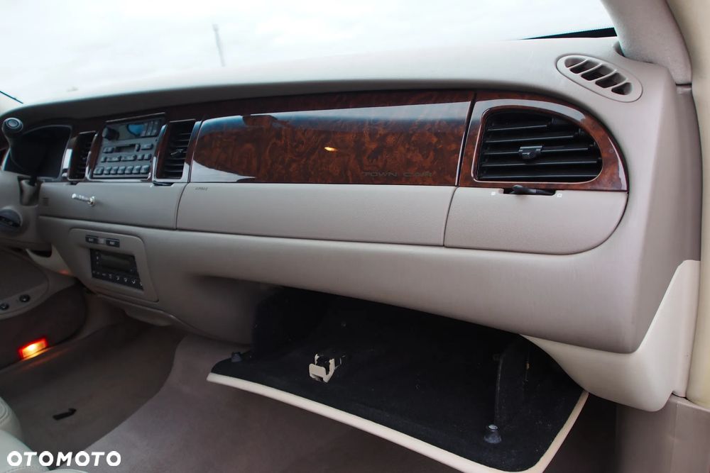 Lincoln Town Car - 28