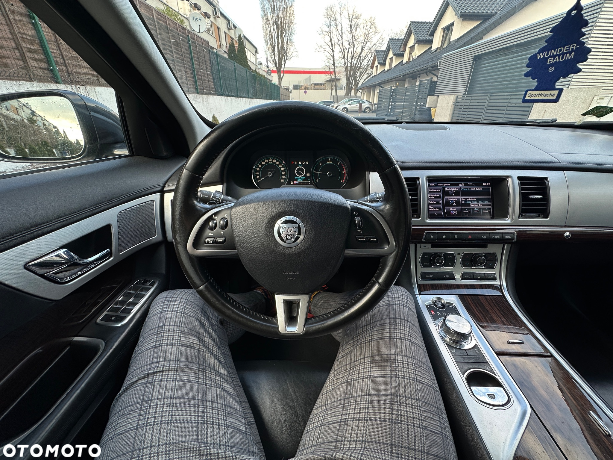 Jaguar XF 2.2 D Premium Luxury - 24