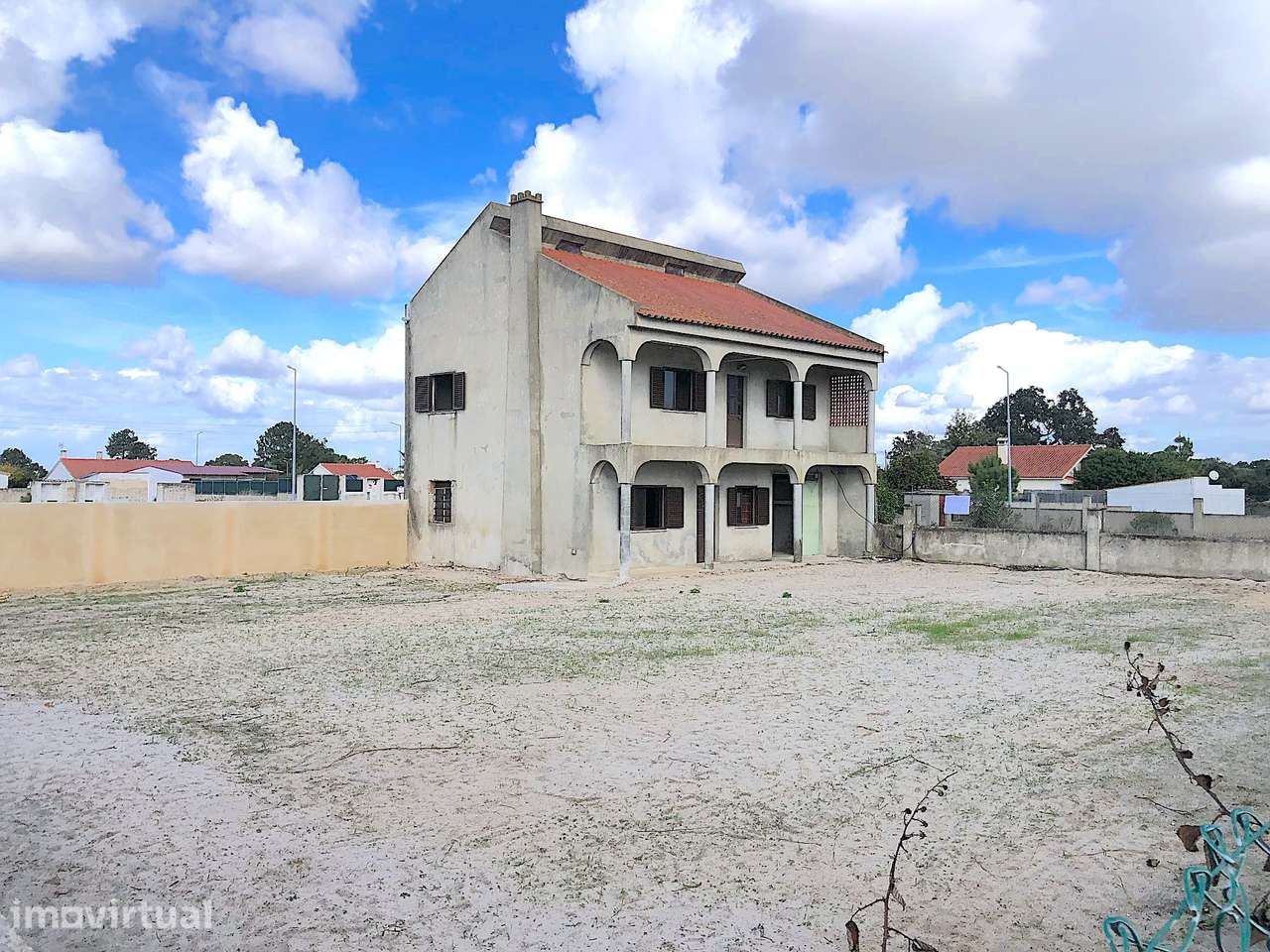 Terreno com 650m² e casa de 160m² para renovar em Azeitao - Grande imagem: 4/11