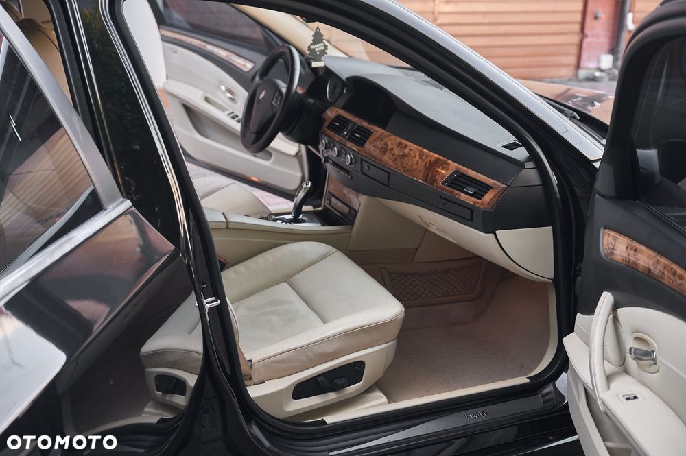 BMW Seria 5 535i xDrive Sport-Aut Modern Line - 24