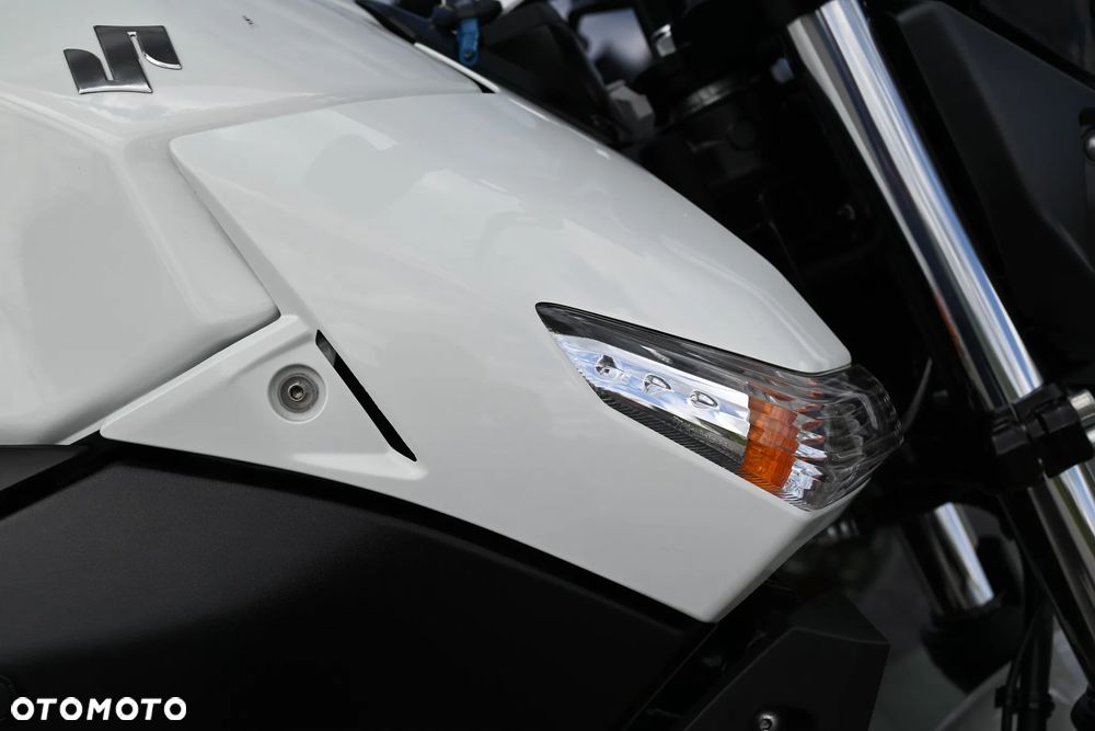 Suzuki GSR - 33