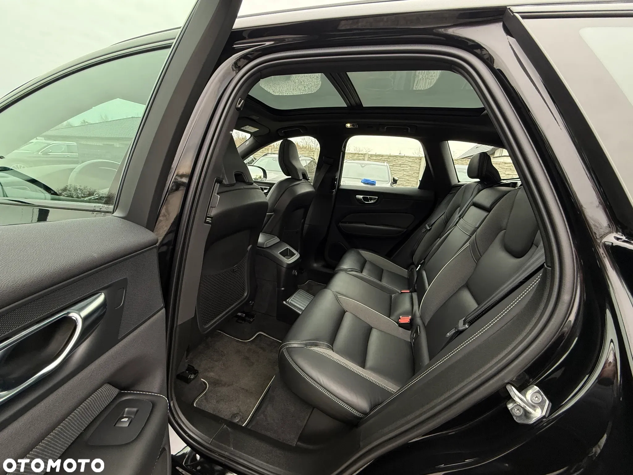 Volvo XC 60 T8 Plug-In Hybrid AWD R-Design - 32