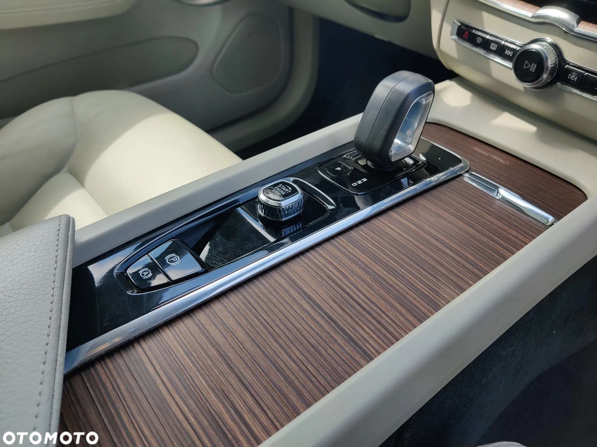 Volvo XC 60 B5 B AWD Momentum Pro - 17