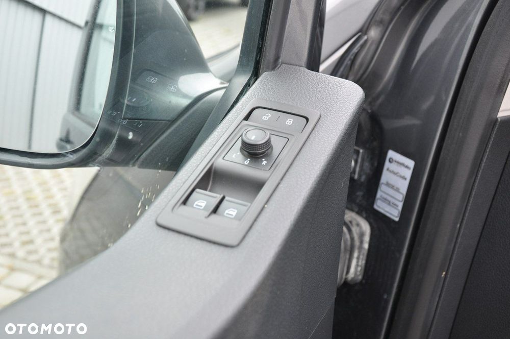 Volkswagen Caravelle - 11