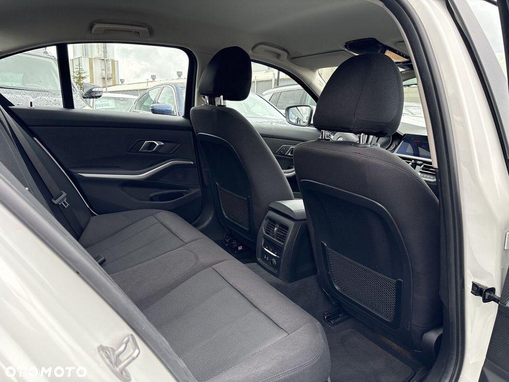 BMW Seria 3 318i - 34