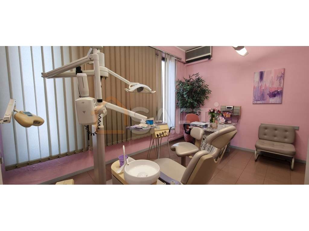 Clínica Dentária em funcionamento em S. Mamede de Infesta - Grande imagem: 4/21