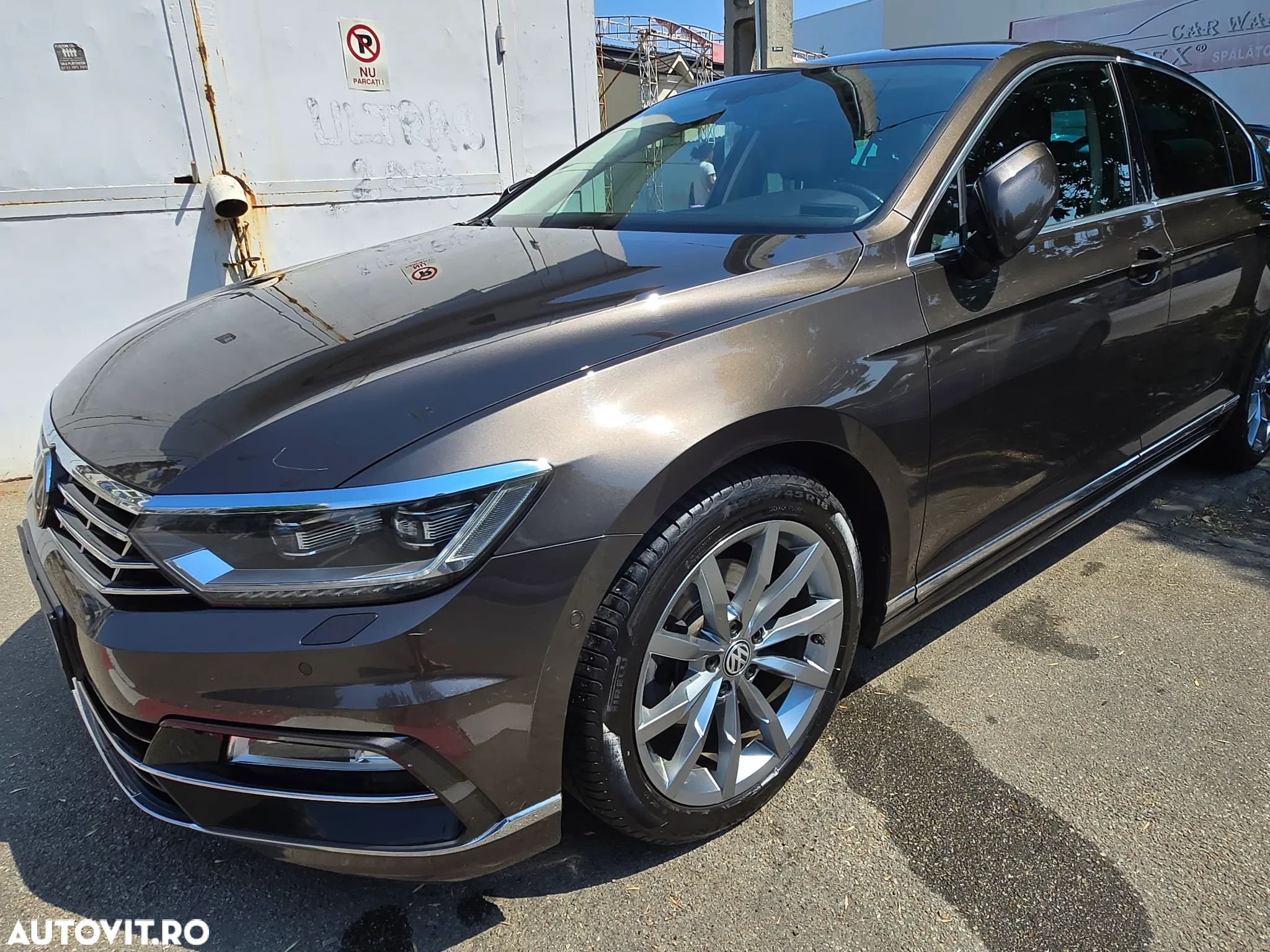 Volkswagen Passat - 1