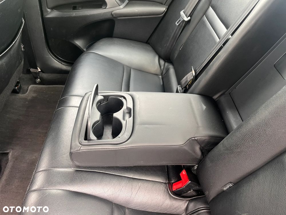 Toyota Avensis 1.6 Premium - 16