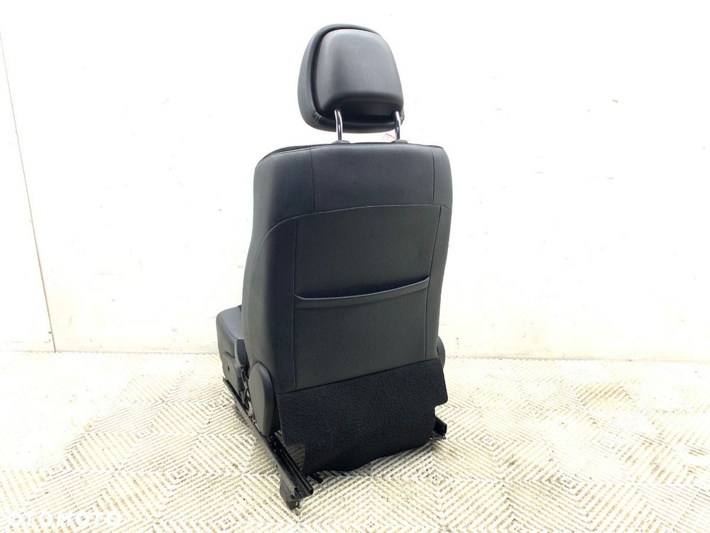 FOTEL PRAWY PRZÓD - 299.00 PLN - TOYOTA AVENSIS Kombi (_T27_) 2009 - 2018 2.0 D-4D (ADT270_) 91 kW - 5