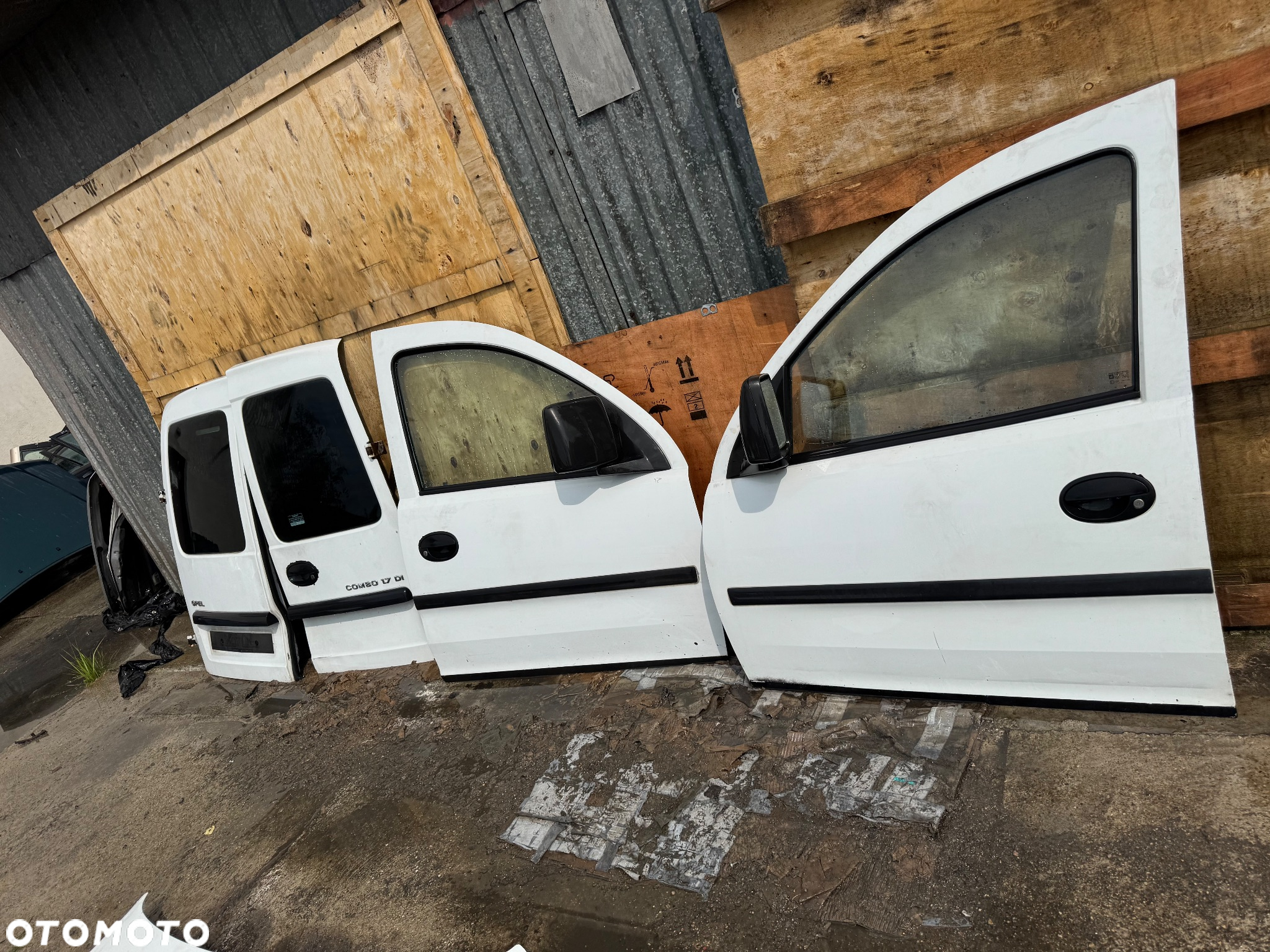 Opel combo c biały białe   Drzwi przednie prawe lewe przód -250sztuka   Drzwi tył tylnie prawe lewe z szybą -250 sztuka   Maska biała -200zl   Szybka wysyłka - 2