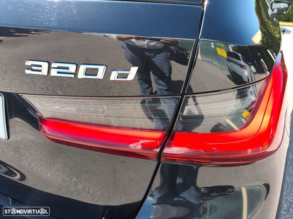 BMW 320 d Touring Pack Desportivo M Auto - 38